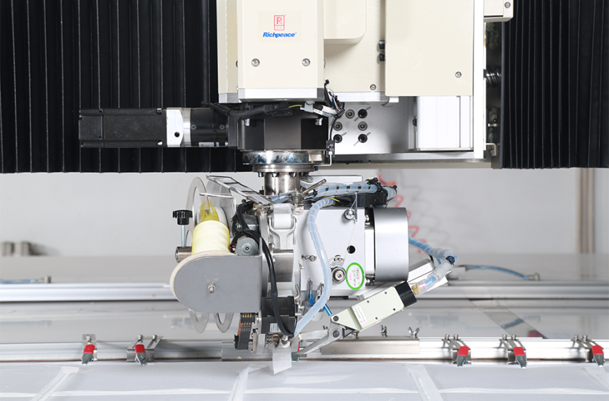 Richpeace - Mașină de matlasat de precizie cu cap rotativ pentru plapumă, dispozitiv automat de alimentare cu deflector