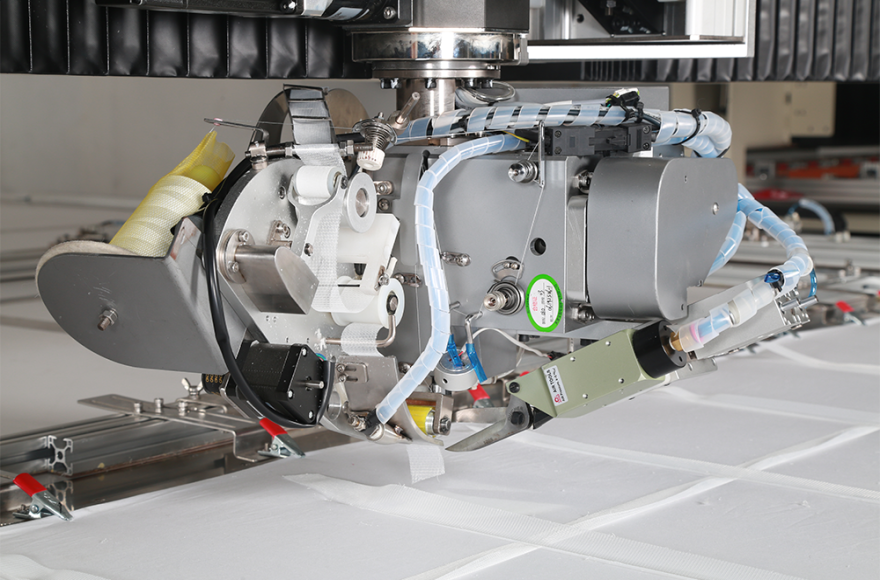 Richpeace - Mașină de matlasat de precizie cu cap rotativ pentru plapumă, dispozitiv automat de alimentare cu deflector