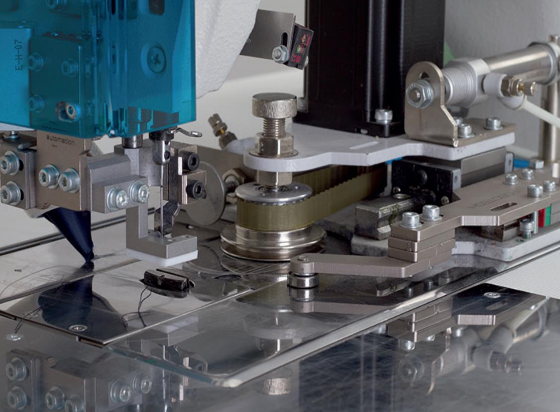 AJ 9400 - IX ROBOTECH - Mașină de cusut Industrială pentru buzunare cu refileți, acoperit cu sablon, cu tăiere automată a firului