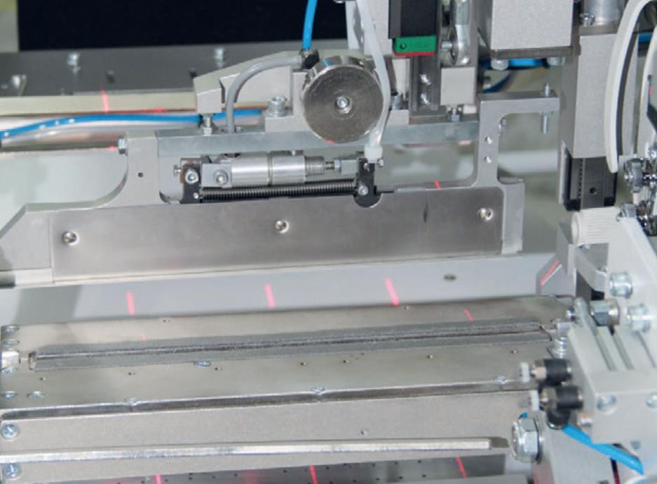 FF 6200 ROBOTECH - Mașină de cusut automatizată pentru buzunarele drepte (și opțional înclinate), cu tăietor automat de ață