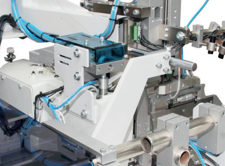 FF 6200 ROBOTECH - Mașină de cusut automatizată pentru buzunarele drepte (și opțional înclinate), cu tăietor automat de ață